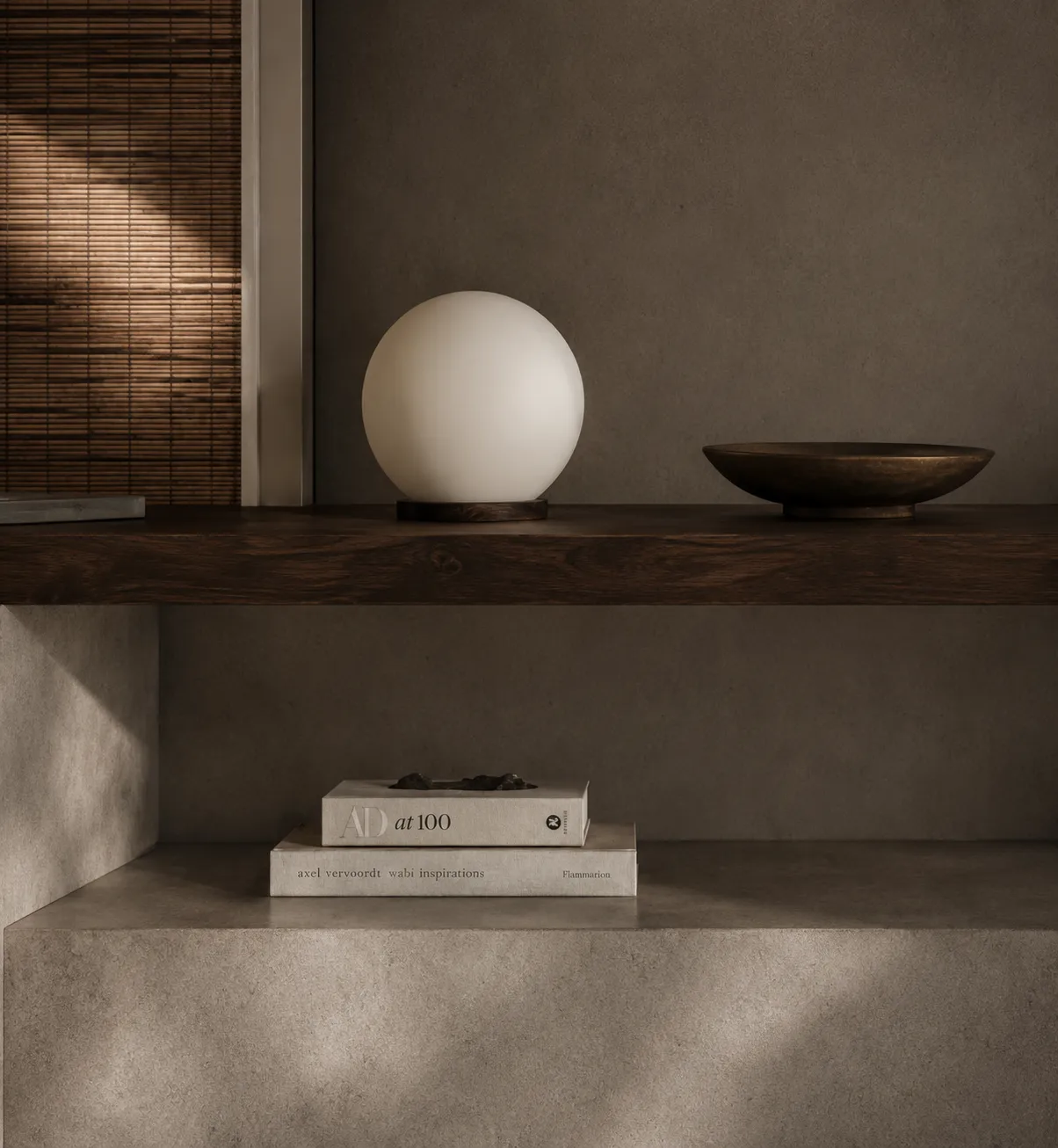 Étagère, lampe et objets